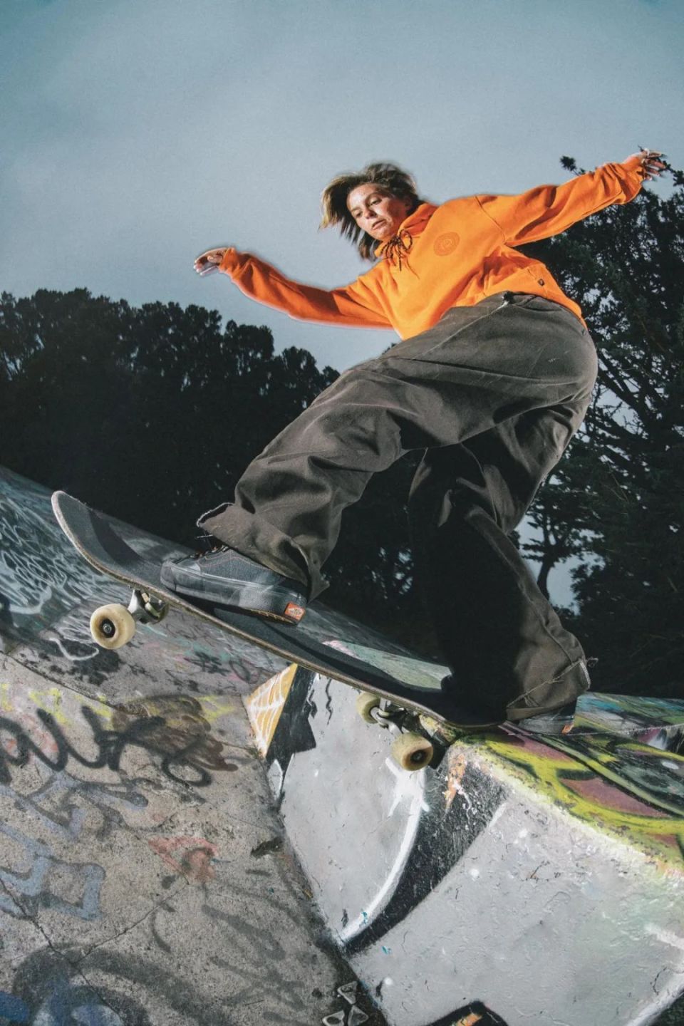 金属狂潮 Vans 携手 Spitfire Wheels 以工业美学致敬滑板本源